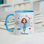 Personalisierte 330ml Mehrfarbigere Cartoon-Krankenschwester Stethoskop-Pille Keramik Tasse mit Namen Geburtstag Geschenk für Krankenschwester