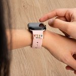 Personalisierte 1-5 Birthstones Watch Band Charm mit eingraviertem Namen Smartwatch Zubehör Muttertag Geburtstag Geschenk für Mama Oma