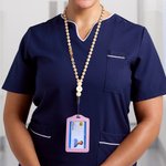 Personnalisé Boho Wood Bead Flower Name Letter Charm Lanyard with ID Badge Holder Birthday Back to School Gift for Nurse Teacher Office Worker