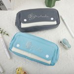 Ricamo personalizzato Nascita Fiore Nome Astuccio per matite con tasca e astuccio con cerniera Fornitura scolastica Compleanno Regalo di ritorno a scuola per bambini Studenti