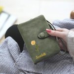 Personalisierte Gold-Edged Geburt Blume Name PU Leder dreifach gefaltete Brieftasche mit Kartenschlitzen und Armband Geburtstag Geschenk für Mädchen Frauen