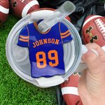 Etiqueta acrílica personalizada de la placa del vaso del Jersey del balompié con el accesorio del número y del nombre para el regalo del equipo del día del juego de la taza de Stanley para los amantes