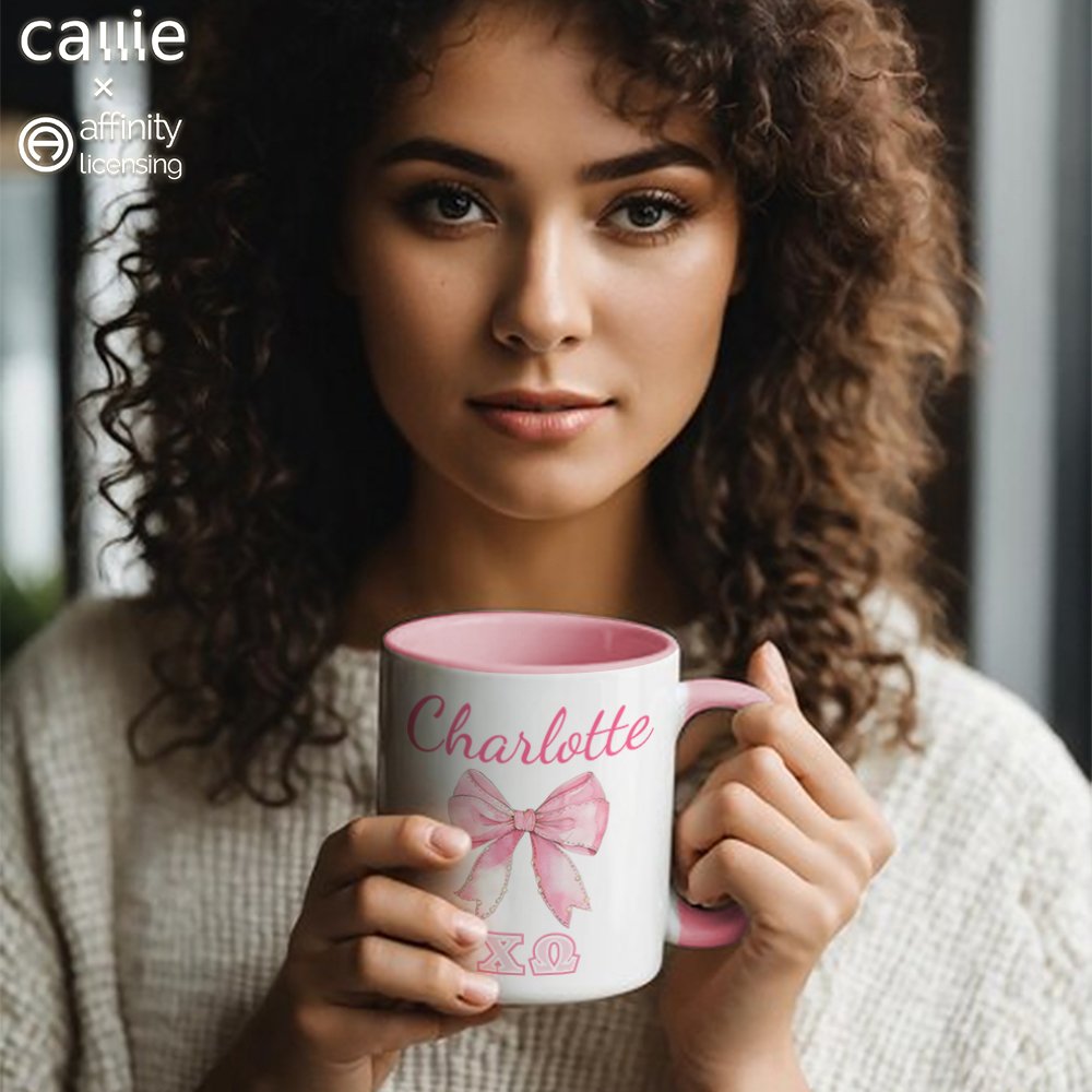 Personlig rosa Coquette Bow Sororitetsnamn Keramisk kaffemugg med grekisk bokstav Kapitel Möten Present till vän | Callie × Affinity Licensing