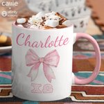Taza de café de cerámica personalizada con el nombre de la hermandad de mujeres y la letra griega de la hermandad de mujeres, regalo para una amiga | Callie × Affinity Licensing