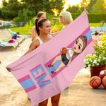 Toalla de playa personalizada con dibujos animados de niña con monograma a rayas de gran tamaño y secado rápido Accesorios de vacaciones para cumpleaños Regalo para amantes del deporte