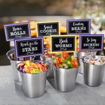 Etiquetas personalizadas de colores escolares para aperitivos y postres Juego de 16 con señal de mesa Candy Bar y cubo Decoración de fiesta de graduación Favores