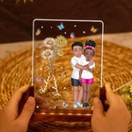 Nacimiento Personalizado Flor Caricatura Abrazo Pareja LED Luz de Noche con Base de Madera Decoración del Hogar Regalo de San Valentín para Pareja