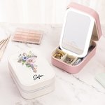 Personalisierte 1-5 Geburt Blumen Kreuz Leder Schmuckkästchen mit LED Dreifarben Make-up Spiegel Reise Wesentliche Geburtstag Ostern Geschenk für Frauen Christian