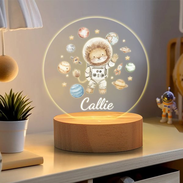 Personalisierte niedliche Löwe Bär Tier Astronauten Sonnensystem Planeten LED-Nachtlicht mit Namen und hölzerne Basis Kinderzimmer Dekoration Geburtstag Geschenk für Kinder