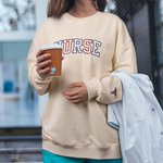 Personalisierte gestickte Krankenschwester Stethoskop Spritze Design Crewneck Sweatshirt mit Namen Geburtstag Graduierung Geschenk für medizinische Gradute Personal