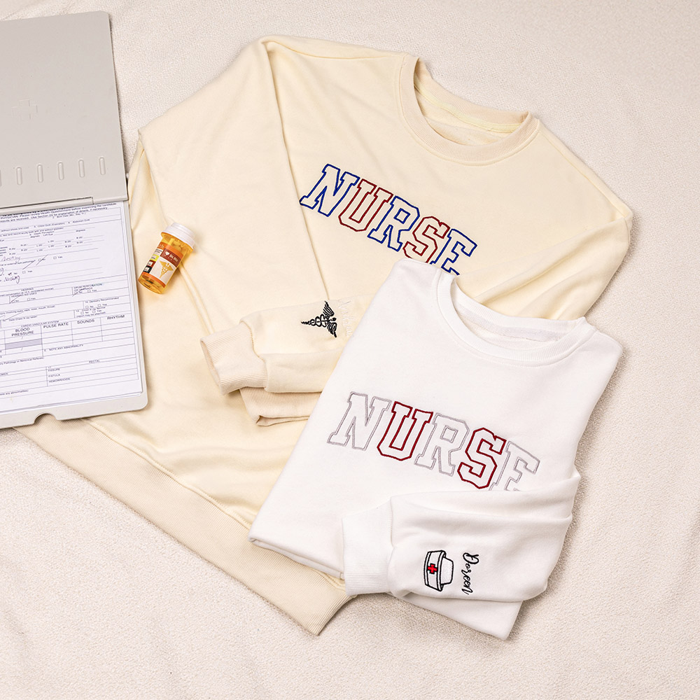 Sweat à col roulé brodé infirmière stéthoscope seringue avec nom Cadeau d'anniversaire de fin d'études pour personnel médical diplômé