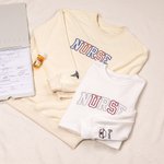 Personalisierte gestickte Krankenschwester Stethoskop Spritze Design Crewneck Sweatshirt mit Namen Geburtstag Graduierung Geschenk für medizinische Gradute Personal