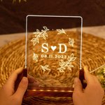 Personalisierte Floral Monogramm Initialen LED-Nachtlicht mit Namen Datum und hölzerne Basis Home Decor Valentinstag Hochzeit Geschenk für Paar