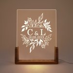 Personalisierte Floral Monogramm Initialen LED-Nachtlicht mit Namen Datum und hölzerne Basis Home Decor Valentinstag Hochzeit Geschenk für Paar