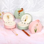 Portagioie portatile in pelle con nome e cognome per la festa della mamma e la damigella d'onore, personalizzato con fiore di nascita in oro.