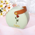 Portagioie portatile in pelle con nome e cognome per la festa della mamma e la damigella d'onore, personalizzato con fiore di nascita in oro.