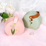 Portagioie portatile in pelle con nome e cognome per la festa della mamma e la damigella d'onore, personalizzato con fiore di nascita in oro.