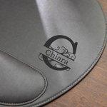 Tappetino per mouse personalizzato in pelle PU con monogramma e supporto per polso regalo per ufficio per amico o collega