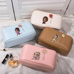 Borsa per il trucco portatile in pelle PU personalizzato con nome e fiore di nascita design personaggio animato regalo di compleanno per donne
