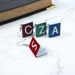 Pendientes Creativos Personalizados en Forma de Mini Libro con Inicial de Cumpleaños Divertido Regalo de Escritura para Amantes de los Libros Ratones de Biblioteca