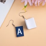 Pendientes Creativos Personalizados en Forma de Mini Libro con Inicial de Cumpleaños Divertido Regalo de Escritura para Amantes de los Libros Ratones de Biblioteca