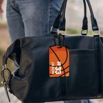 Etiqueta personalizada para bolsa de equipaje con diseño de baloncesto con nombre y número Accesorios de viaje para el día del partido Regalo de cumpleaños para los amantes del baloncesto