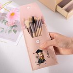 Personalisierte Cartoon Graduate Geburt Blume Leder Make-up-Pinsel Tasche mit 8 Make-up-Pinsel Graduierung Geburtstag Geschenk für Schulkamerad Mädchen