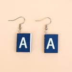 Pendientes Creativos Personalizados en Forma de Mini Libro con Inicial de Cumpleaños Divertido Regalo de Escritura para Amantes de los Libros Ratones de Biblioteca