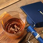 Personalisierte Paare gut mit Graduierung 10oz Old Fashioned Rocks Whiskey Glas mit Namen und Jahr Graduierung Geburtstag Geschenk für Absolventen Liquor Liebhaber