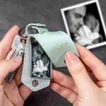 Personalisierter PU-Leder Schlüsselanhänger mit Foto Eingraviertem Text Vatertag Muttertag Jahrestag Geschenk für Papa Mama