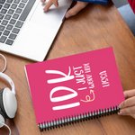 Personalisierte I Just Work Here Name A5 Spiral Notebook mit 120 linierten Seiten Geburtstag Wertschätzung Geschenk für Familie Freunde