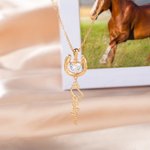 Collana personalizzata a ferro di cavallo portafortuna con pietra di nascita e nome regalo di compleanno e anniversario per donne amanti dei cavalli