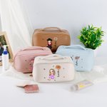Personalizado Cartoon Personaje Nacimiento Flor Cuero Bolsa de Maquillaje con Nombre Graduación Viaje Esenciales Regalo para Mujeres Niñas