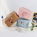 Personalizado Cartoon Personaje Nacimiento Flor Cuero Bolsa de Maquillaje con Nombre Graduación Viaje Esenciales Regalo para Mujeres Niñas