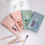 Personalisierte Cartoon Mädchen Leder Initial Makeup Pinsel Tasche mit 8 Makeup Pinsel und Name Geburtstag Graduierung Zeremonie Souvenir Geschenk für Absolventen