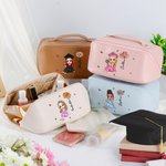 Personalizado Cartoon Personaje Nacimiento Flor Cuero Bolsa de Maquillaje con Nombre Graduación Viaje Esenciales Regalo para Mujeres Niñas