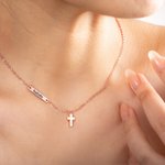 Henkilökohtainen Tiny Cross riipus kaiverrettu Sideway nimi Bar Uskonnollinen Korut pääsiäinen Kaste 1. syntymäpäivä lahja Baby Kid vastasyntynyt kummilapset