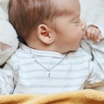 Henkilökohtainen Tiny Cross riipus kaiverrettu Sideway nimi Bar Uskonnollinen Korut pääsiäinen Kaste 1. syntymäpäivä lahja Baby Kid vastasyntynyt kummilapset