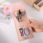 Personalisierte Cartoon Mädchen Leder Initial Makeup Pinsel Tasche mit 8 Makeup Pinsel und Name Geburtstag Graduierung Zeremonie Souvenir Geschenk für Absolventen