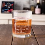 Gepersonaliseerde Football Stadium Schets Whiskeyglazen met Gegraveerde Naam Tekst en Leisteen Onderzetter Betekenisvol Verjaardagscadeau voor voetballiefhebbers