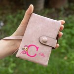 Personalizado Cartoon Graduate Personaje Tri-Fold PU Cartera de cuero con la inicial y el nombre de accesorios de viaje Regalo de graduación para las mujeres
