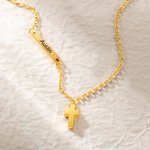 Henkilökohtainen Tiny Cross riipus kaiverrettu Sideway nimi Bar Uskonnollinen Korut pääsiäinen Kaste 1. syntymäpäivä lahja Baby Kid vastasyntynyt kummilapset