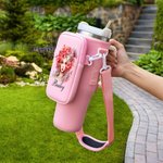 Bolsa Porta Botella de Agua Antropomorfa Personalizada con Nombre y Correa para 40oz Stanley Regalo de Cumpleaños para Mujer