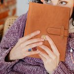 Funda de cuaderno A5 de cuero PU personalizada con niña de dibujos animados flor de nacimiento nombre y bolsillo regalo de cumpleaños para mujeres