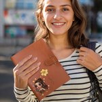 Personalizzato moda Cartoon ragazza nascita fiore PU pelle A5 Notebook Cover con nome e tasca di archiviazione Office Supply regalo di compleanno per le donne