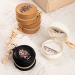 Personalizado de dibujos animados Cheerleading Girl Portátil de cuero Nombre Anillo Titular Joyero Funda con llavero Accesorios de viaje Regalo de cumpleaños para las mujeres