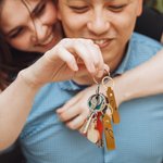 Personalisierte PU Leder Interlocking Herz Schlüsselanhänger mit Initial Satz von 2 Valentinstag Jahrestag Geschenk für Paar