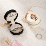 Personalizado de dibujos animados Cheerleading Girl Portátil de cuero Nombre Anillo Titular Joyero Funda con llavero Accesorios de viaje Regalo de cumpleaños para las mujeres