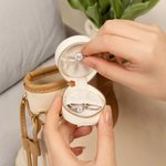 Personalizado de dibujos animados Cheerleading Girl Portátil de cuero Nombre Anillo Titular Joyero Funda con llavero Accesorios de viaje Regalo de cumpleaños para las mujeres