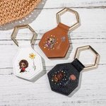 Personalizado de moda de la muchacha del nacimiento de la flor fuerte magnético clip de sombrero de cuero con nombre de accesorios de viaje regalo de cumpleaños para las mujeres niñas